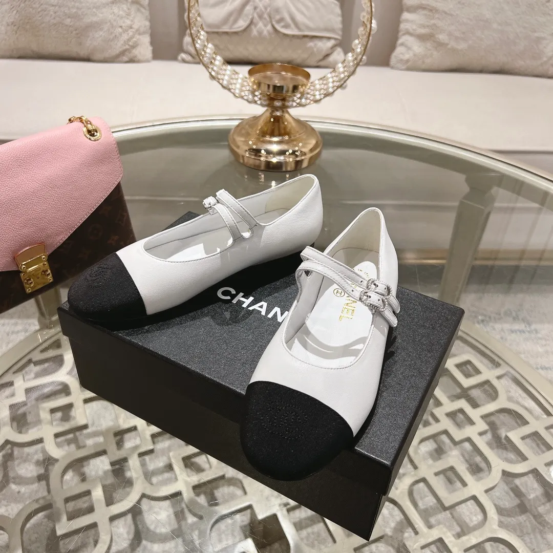 👟👟Ex-factory price 520👟👟 𝐂𝐇𝐀𝐍𝐄𝐋 | Xiaoxiang 2025 Mary Jane single shoe Macaron series ❤️ 2025 spring and summer new product Xiaoxiang Mary Jane single shoe series is new〰 🍬 A must-have in the fashion circle, the combination will interpret the meticulous, minimalist and classic elements that will never fade away 💋Show unique dressing style and it’s too beautiful to say anything. A must-have for summer... Upper: Sheepskin Lining: Sheepskin Outsole: Genuine leather sole Shoe size: 35-41 (40, 41 customization is non-refundable) Heel height: 1.5cm/6cm